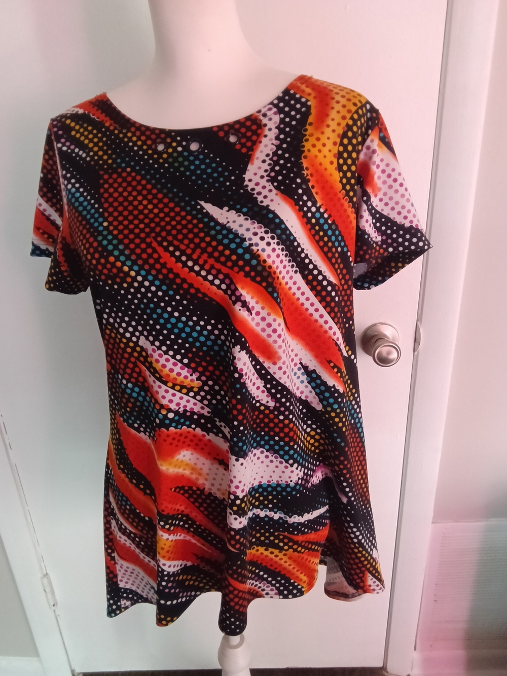 Women’s Black Multicolor Wave-Print Tunic Top